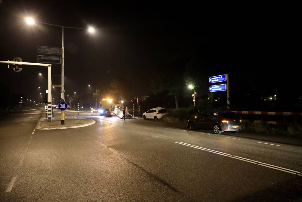 Bestuurder verliest macht over het stuur en belandt met auto in struiken