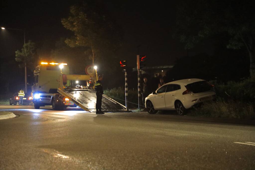 Bestuurder verliest macht over het stuur en belandt met auto in struiken