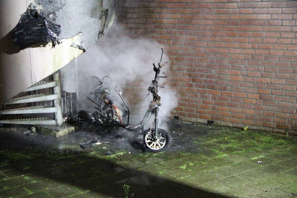 Brandweer blust brandende scooter