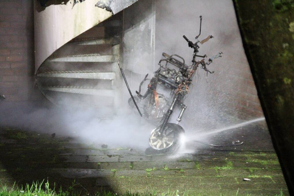 Brandweer blust brandende scooter