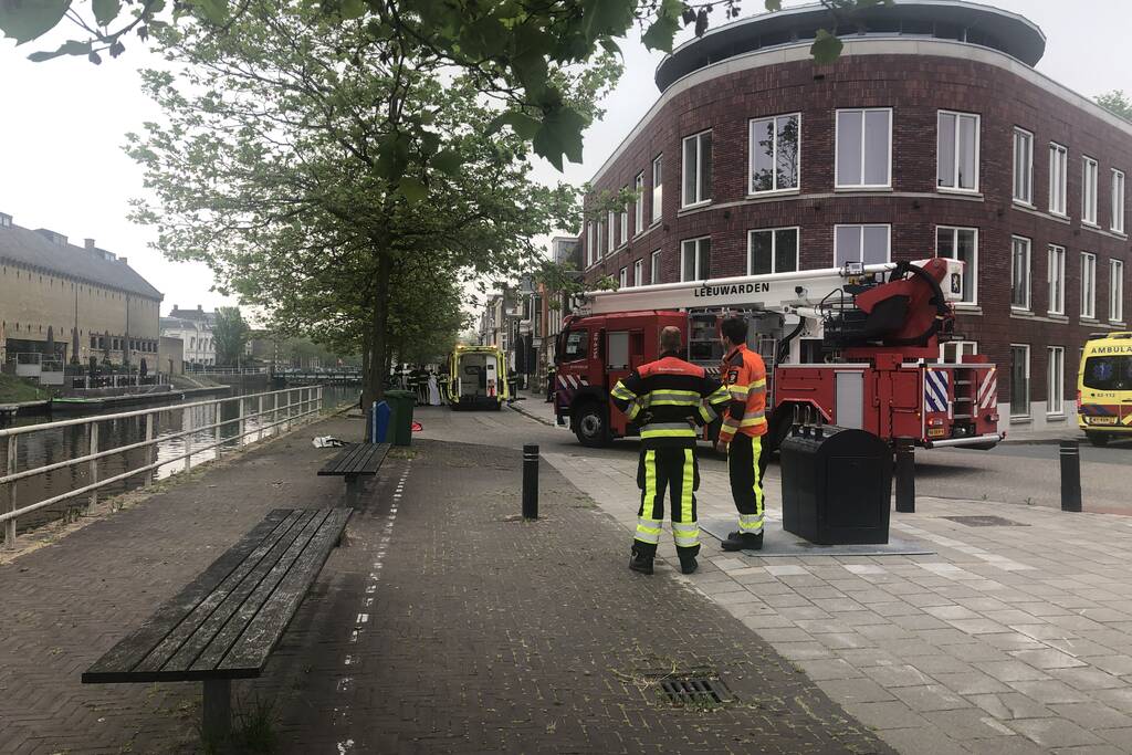 Zoektocht naar persoon in stadsgracht