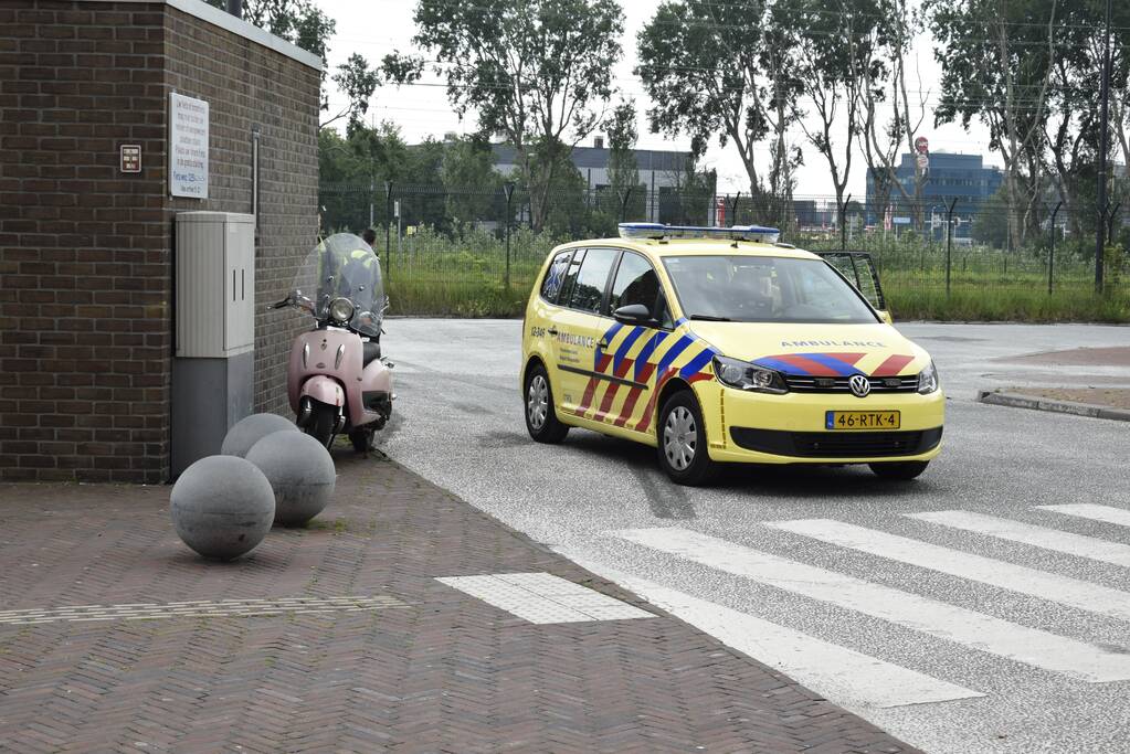 Scooterrijdster onderuit bij ongeval