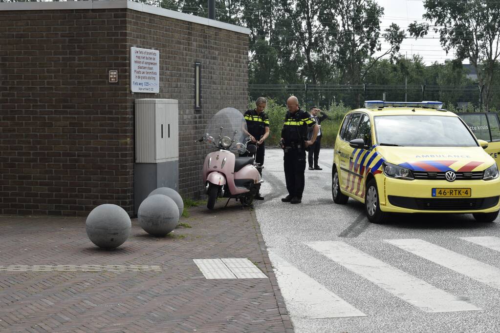 Scooterrijdster onderuit bij ongeval