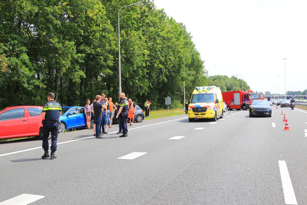 Meerdere voertuigen betrokken bij kop-staart botsing