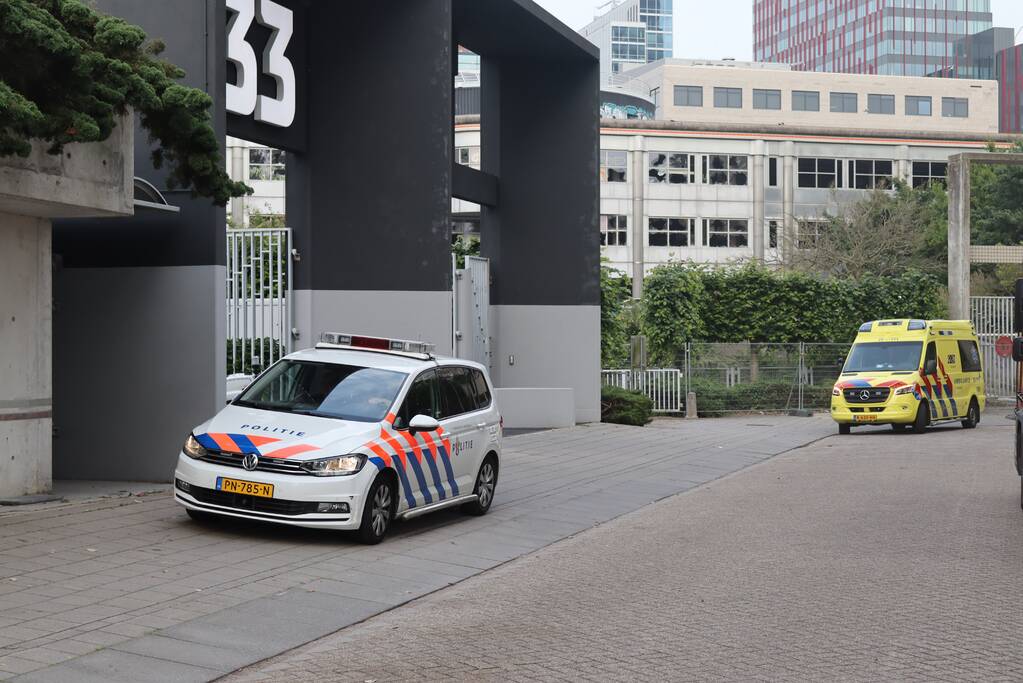 Man vast in hekwerk terrein kantoorgebouw
