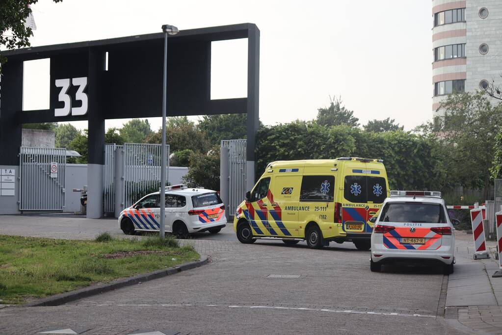 Man vast in hekwerk terrein kantoorgebouw