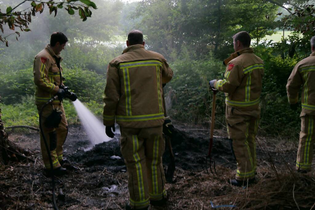 Politiehelikopter ontdekt brand in bosgebied