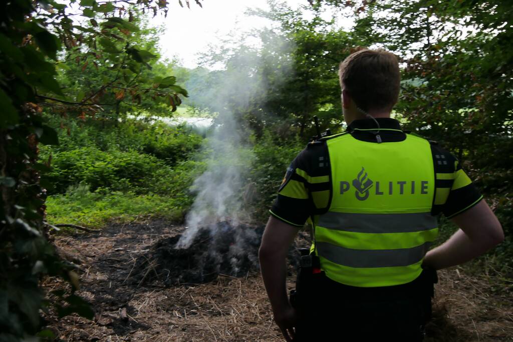 Politiehelikopter ontdekt brand in bosgebied