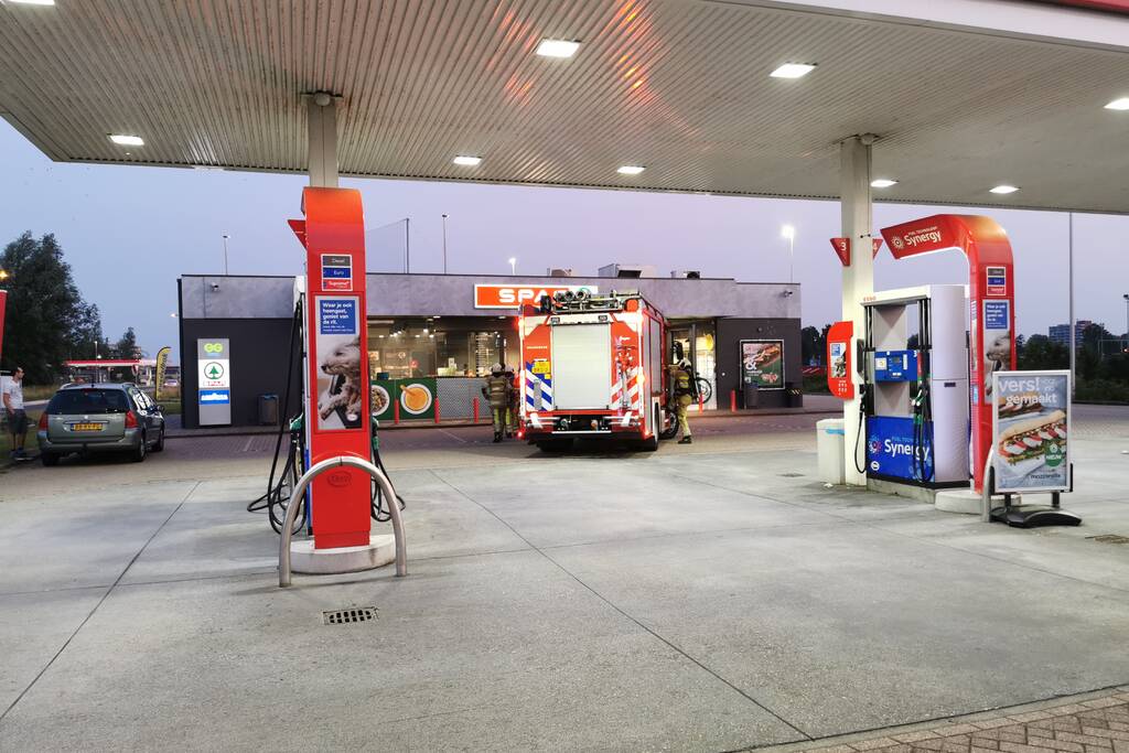 Rookgenerator gaat af bij Esso-tankstation