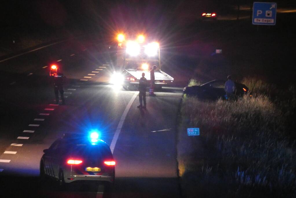 Bestuurder verliest macht over het stuur en belandt met auto in sloot