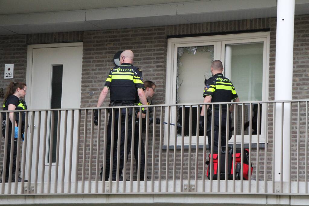 Omwonenden verontrust, politie slaat raam in