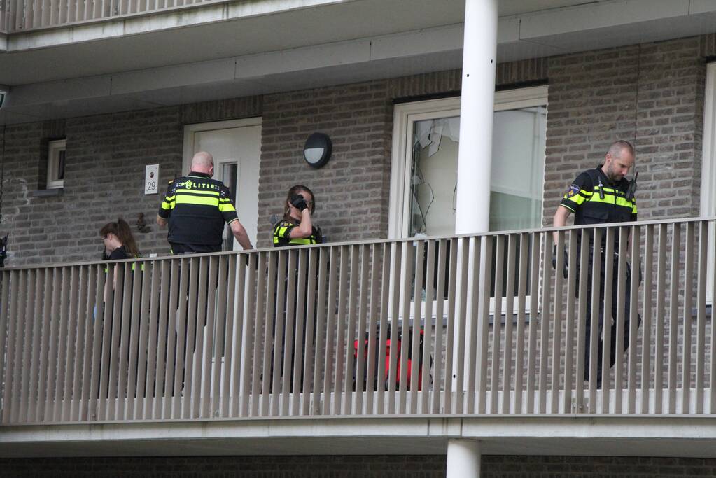 Omwonenden verontrust, politie slaat raam in