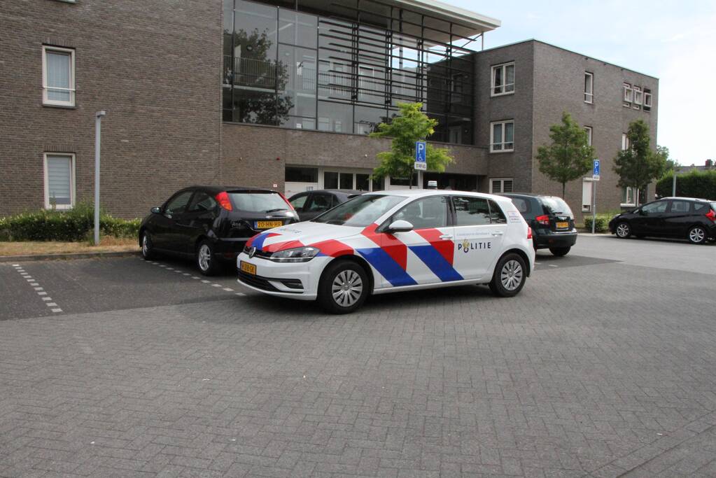 Omwonenden verontrust, politie slaat raam in