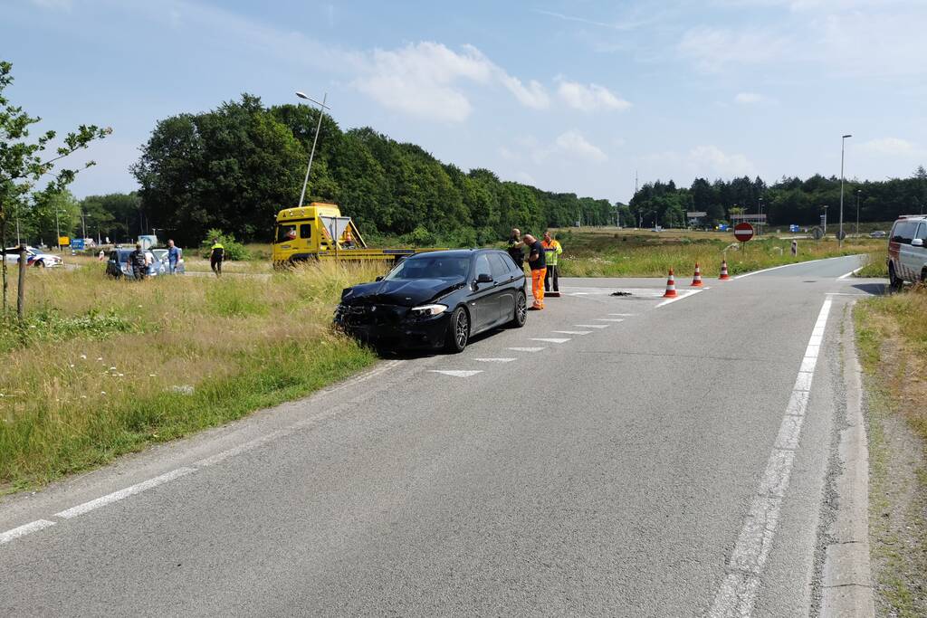 Schade bij botsing op rotonde