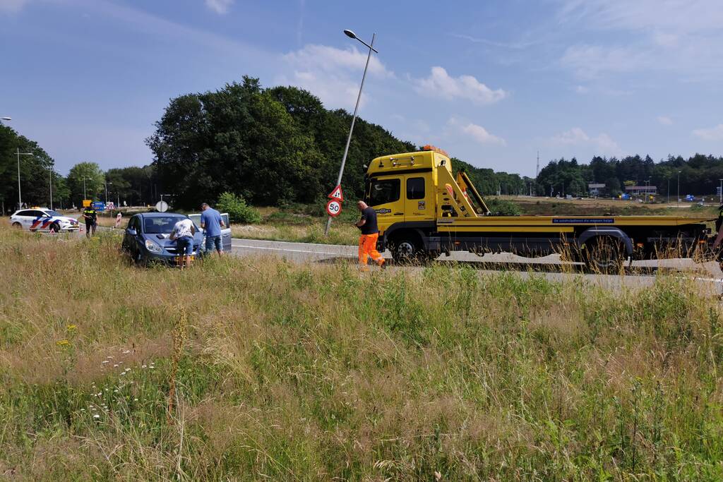 Schade bij botsing op rotonde