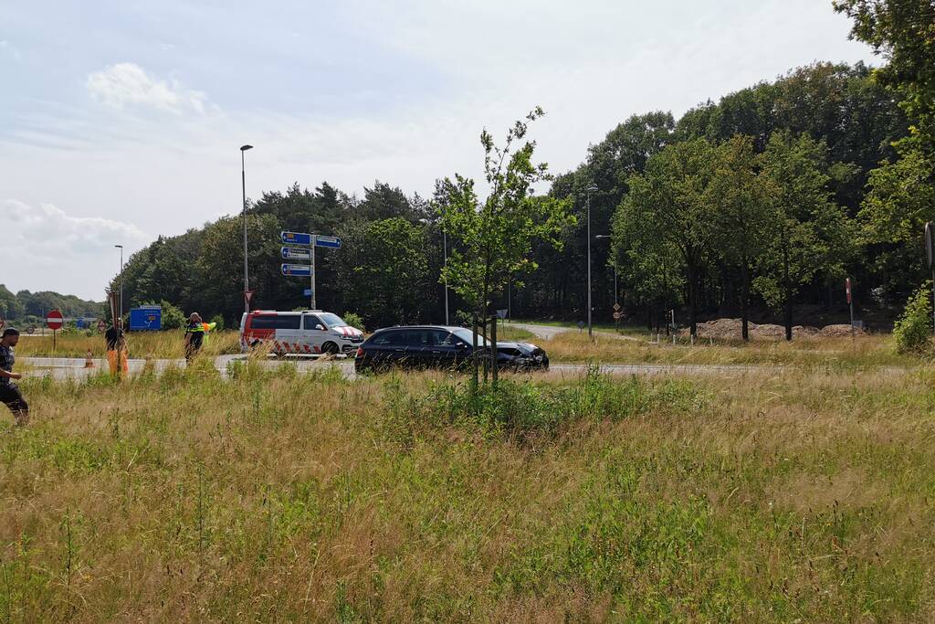 Schade bij botsing op rotonde