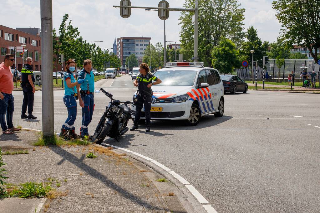 Motorrijder ernstig gewond automobilist rijdt door