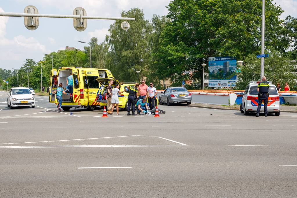 Motorrijder ernstig gewond automobilist rijdt door