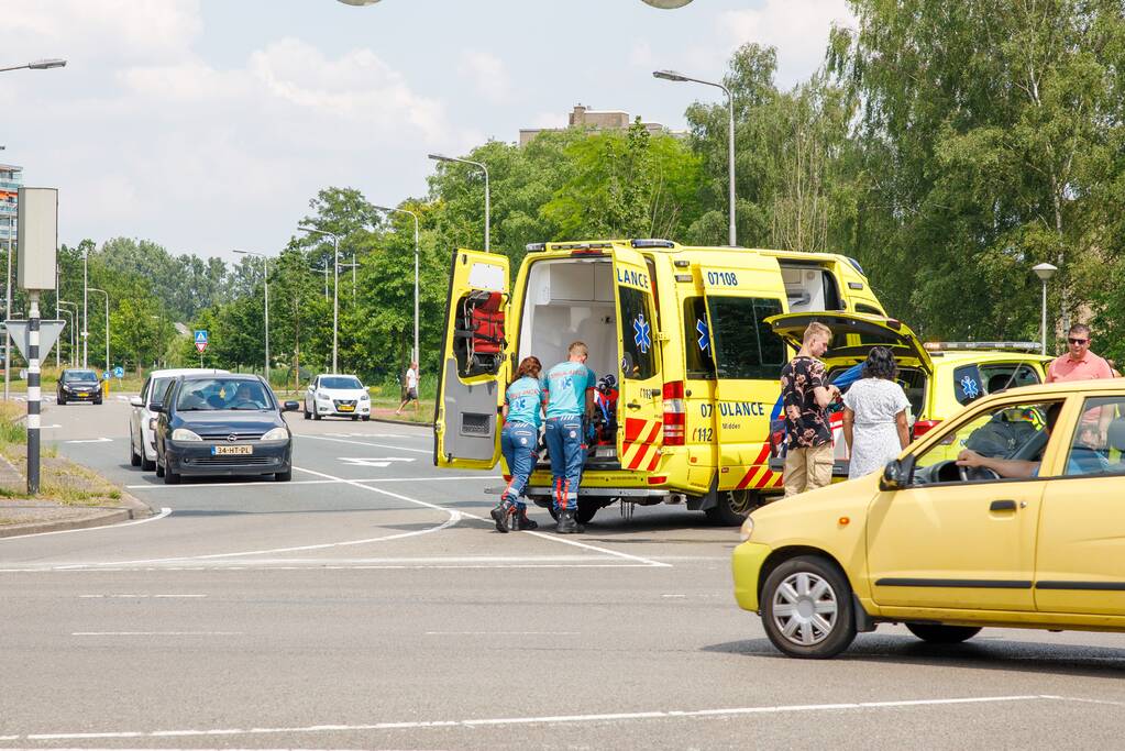 Motorrijder ernstig gewond automobilist rijdt door