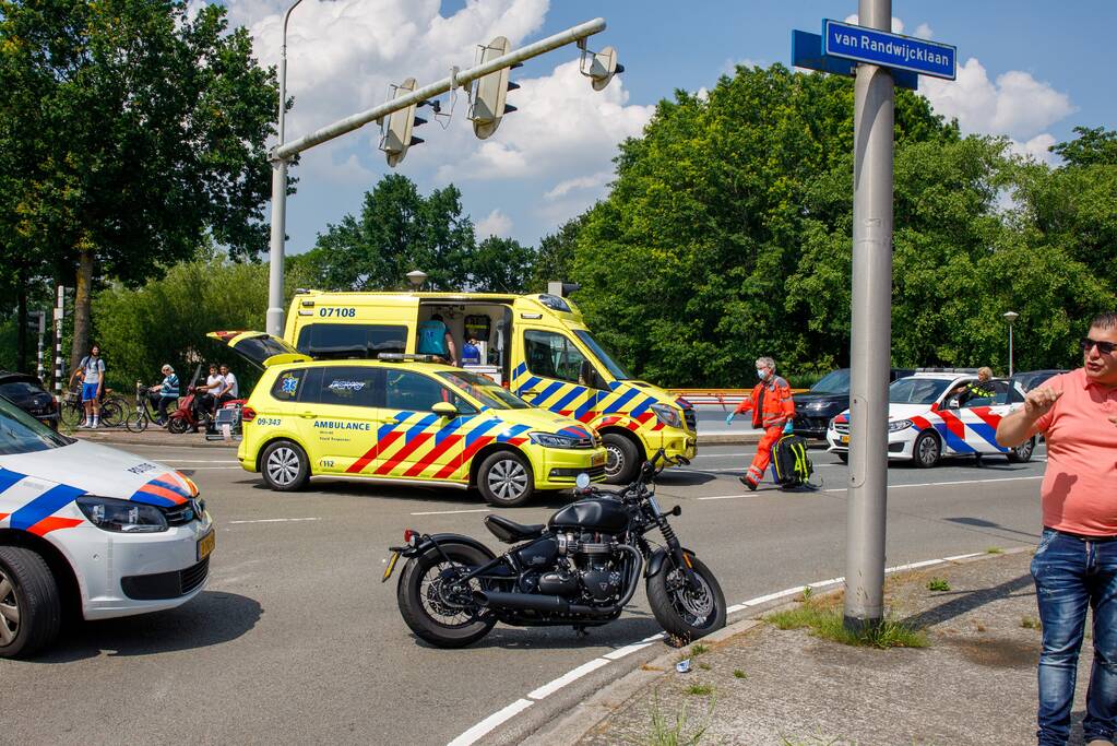 Motorrijder ernstig gewond automobilist rijdt door
