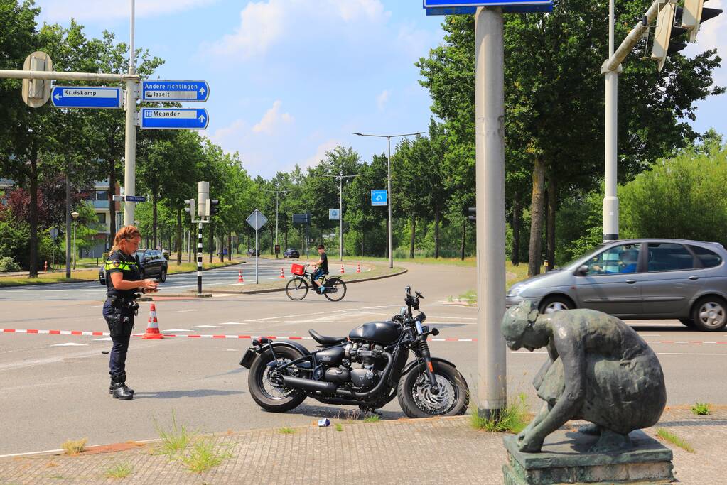 Motorrijder ernstig gewond automobilist rijdt door