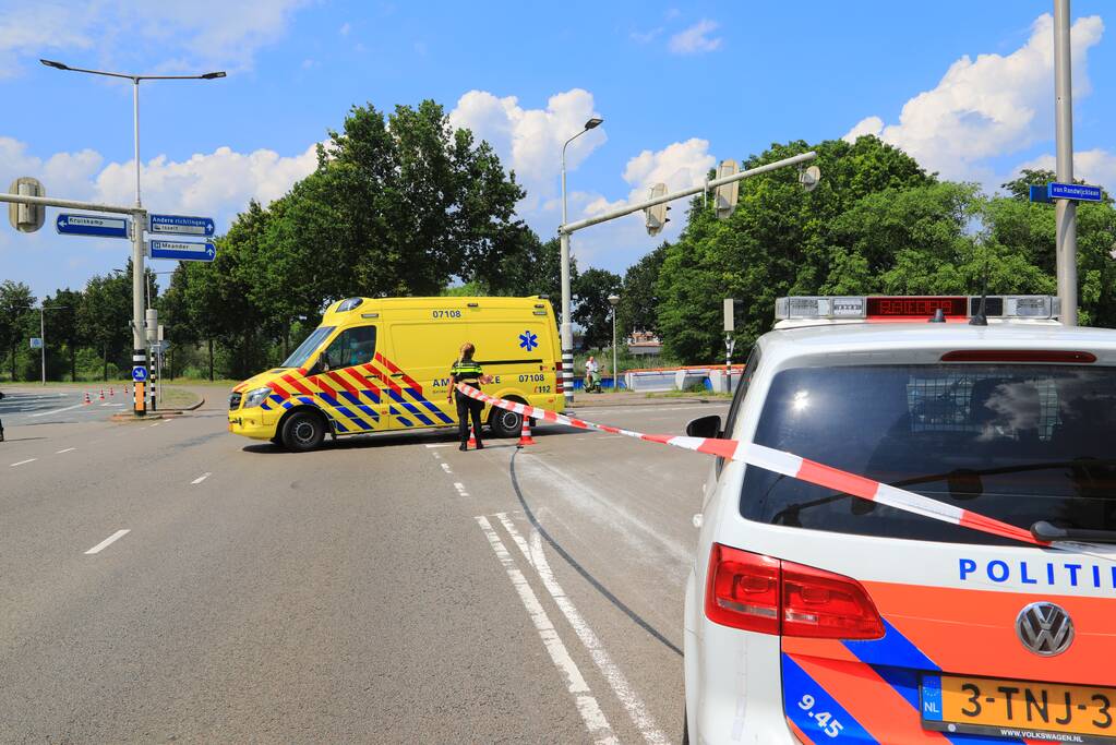 Motorrijder ernstig gewond automobilist rijdt door