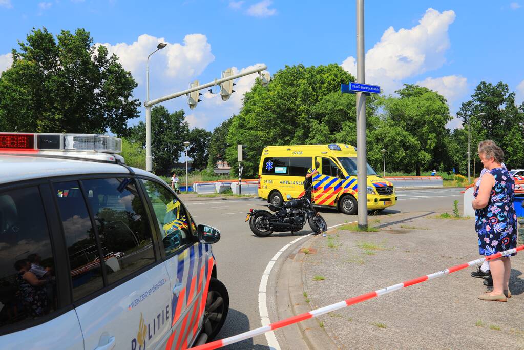Motorrijder ernstig gewond automobilist rijdt door