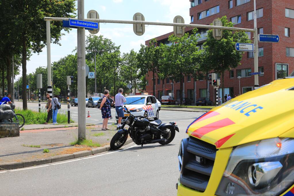 Motorrijder ernstig gewond automobilist rijdt door