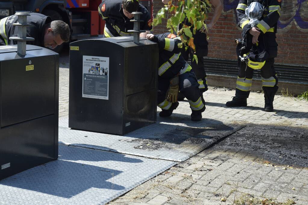 Afval in ondergrondse container vat vlam