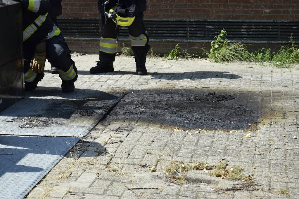 Afval in ondergrondse container vat vlam