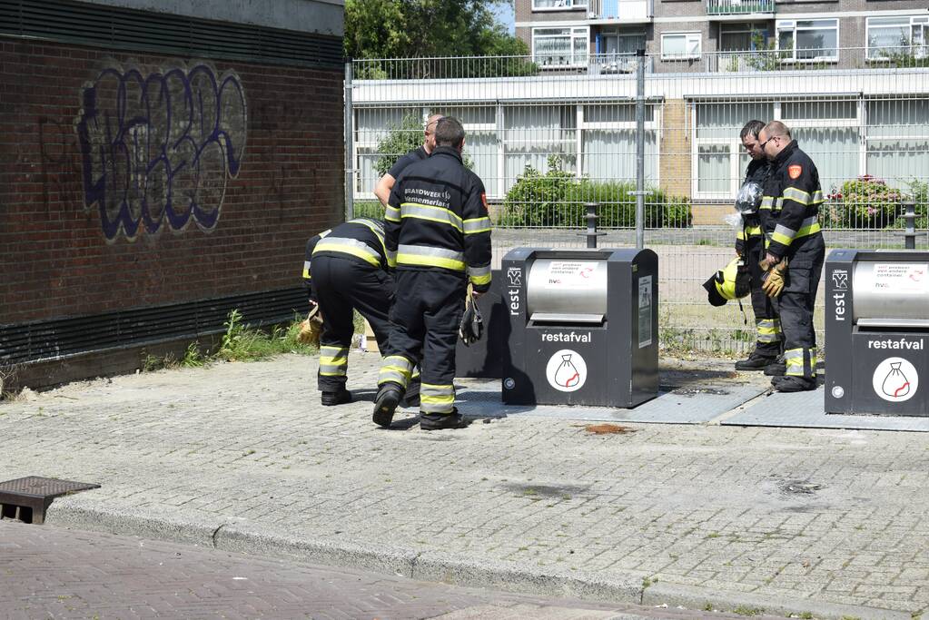 Afval in ondergrondse container vat vlam