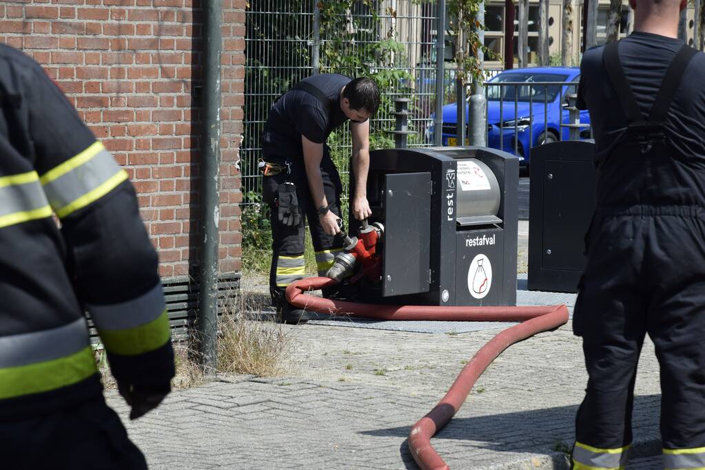 Afval in ondergrondse container vat vlam