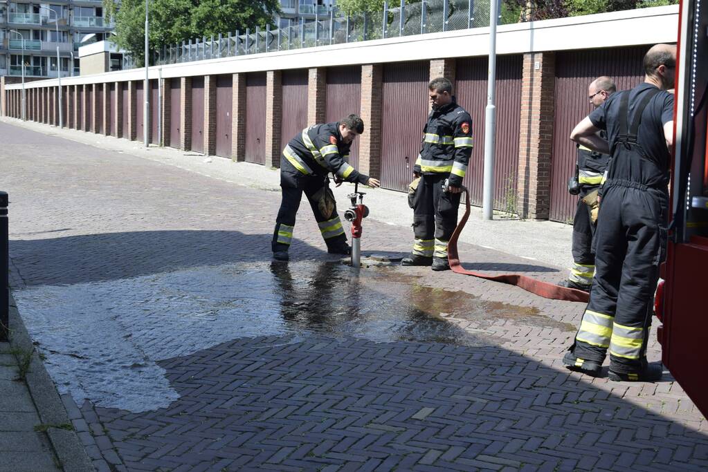 Afval in ondergrondse container vat vlam