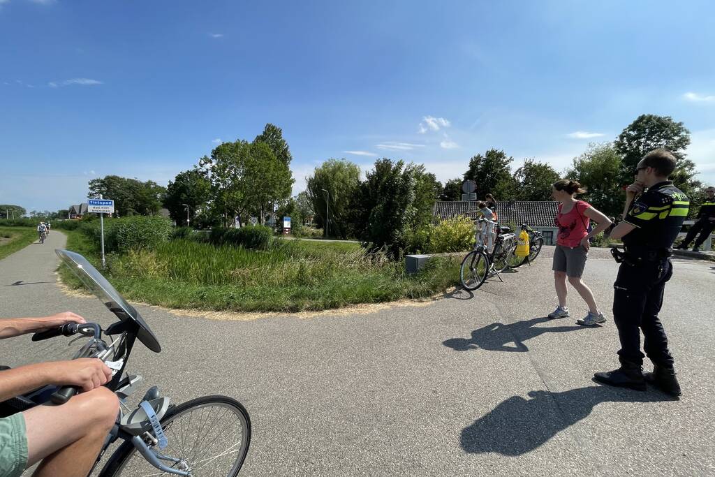 Magneetvissers vinden object in sloot