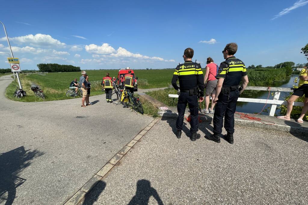 Magneetvissers vinden object in sloot