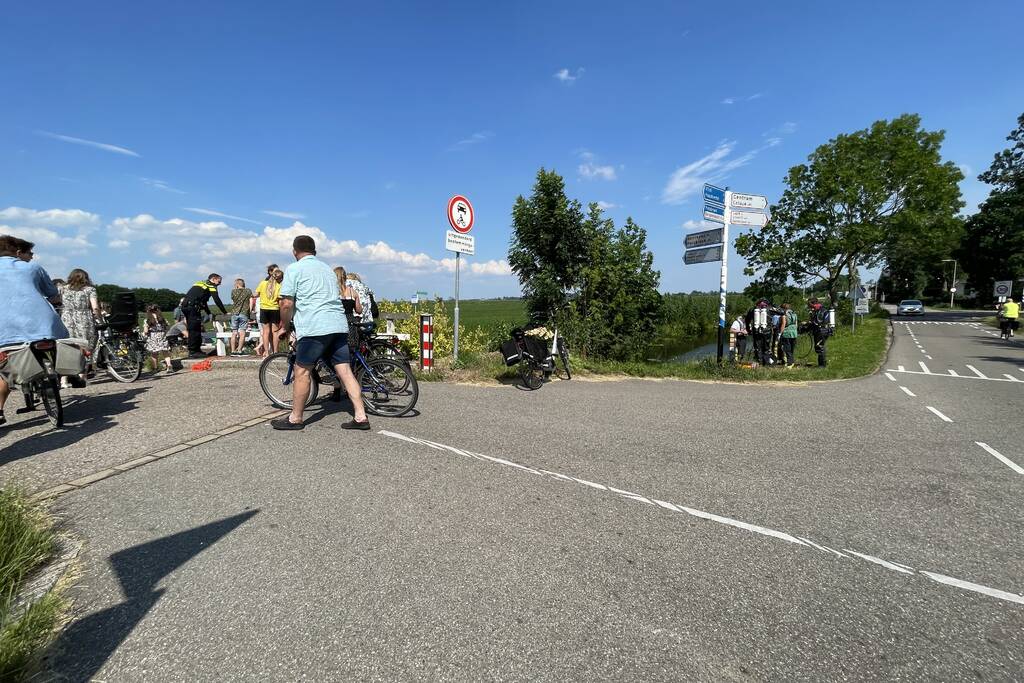 Magneetvissers vinden object in sloot