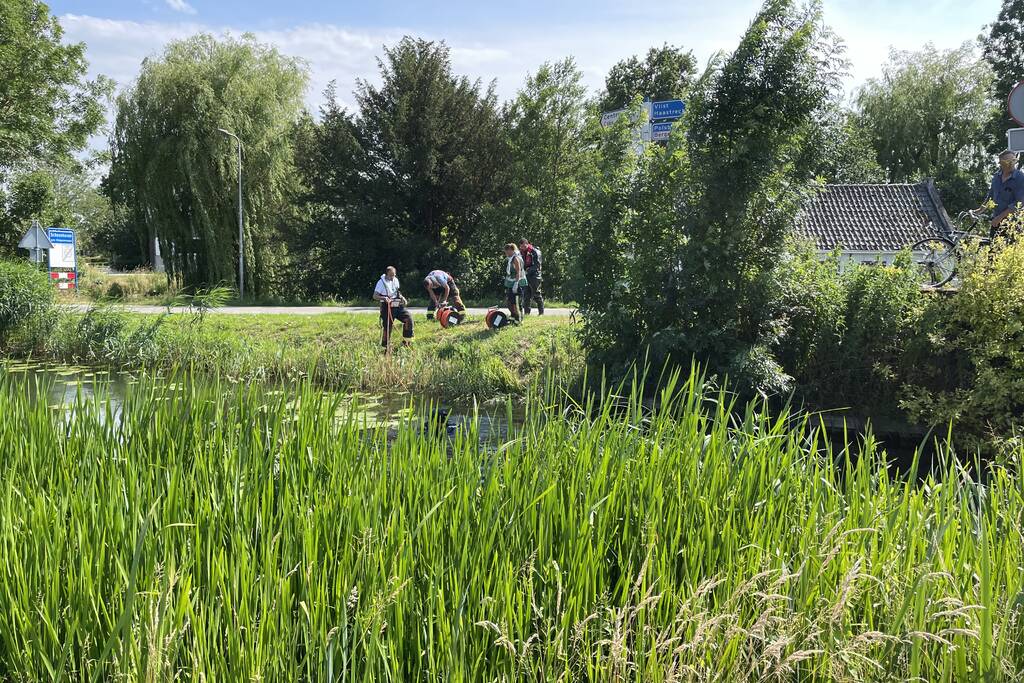 Magneetvissers vinden object in sloot