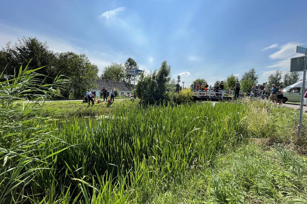 Magneetvissers vinden object in sloot