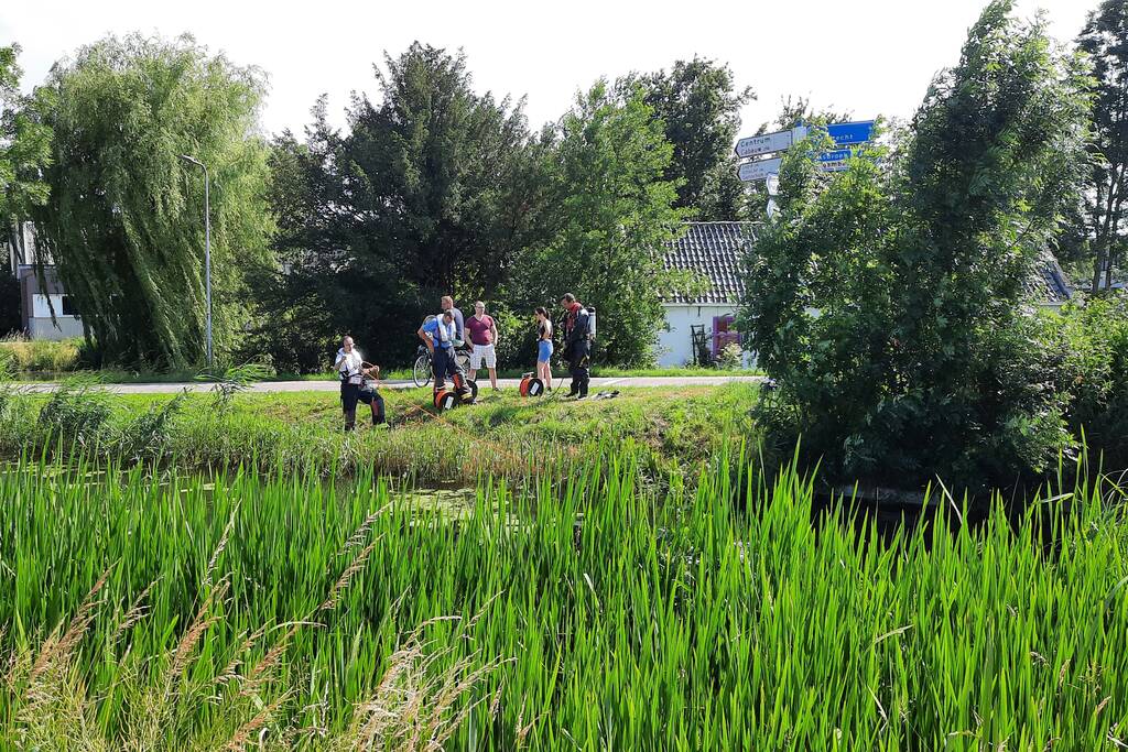 Magneetvissers vinden object in sloot