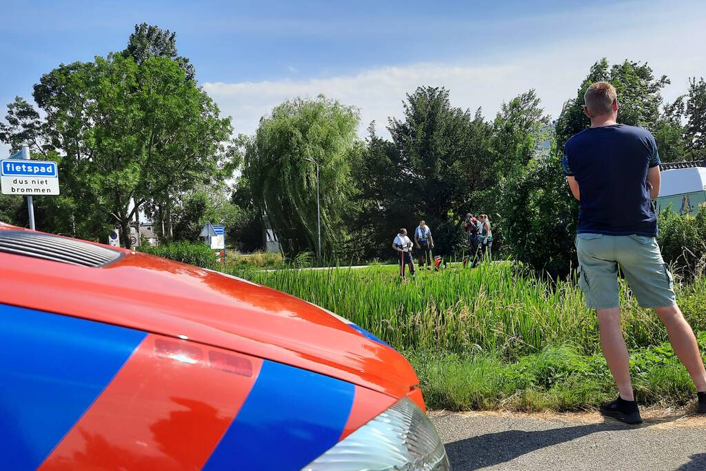 Magneetvissers vinden object in sloot