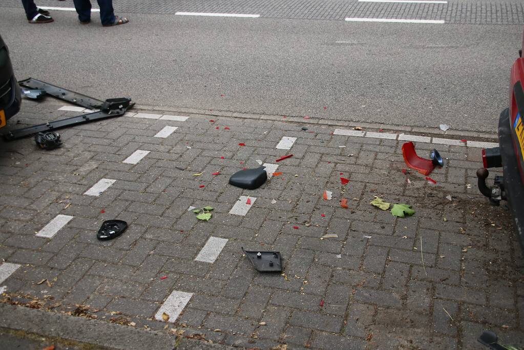 Bestelbus rijdt tegen geparkeerd busje