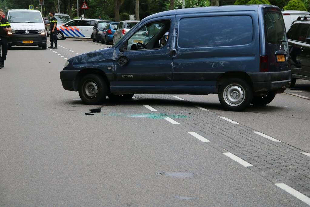 Bestelbus rijdt tegen geparkeerd busje