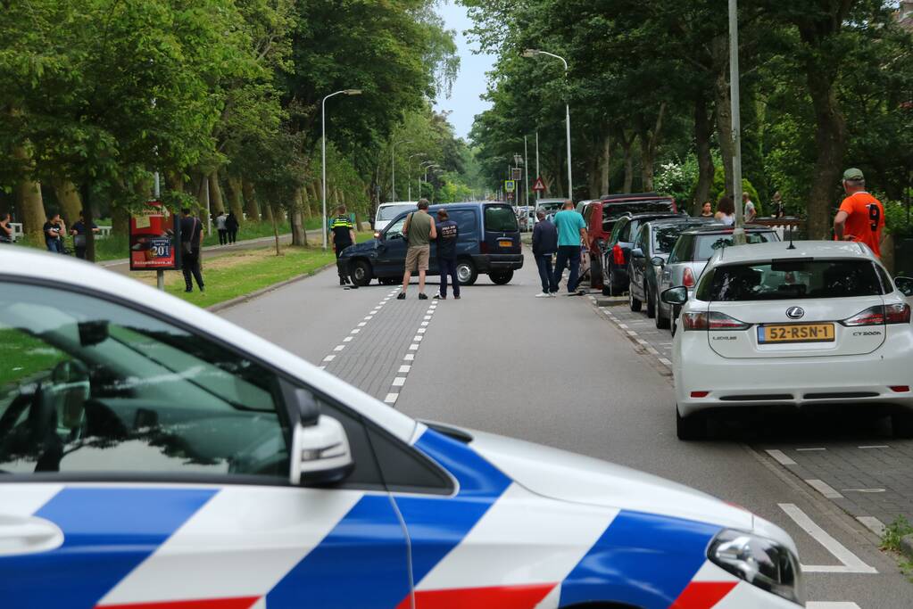 Bestelbus rijdt tegen geparkeerd busje