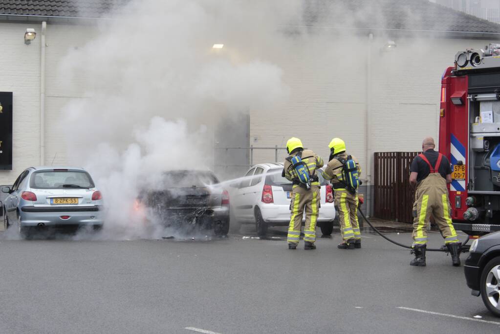 Auto in brand op parkeerplaats
