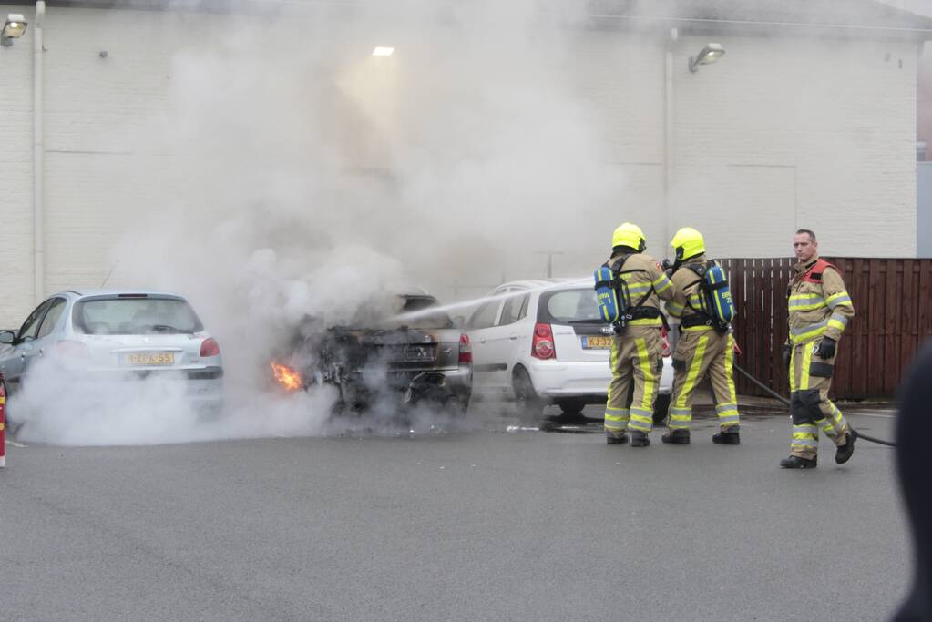 Auto in brand op parkeerplaats