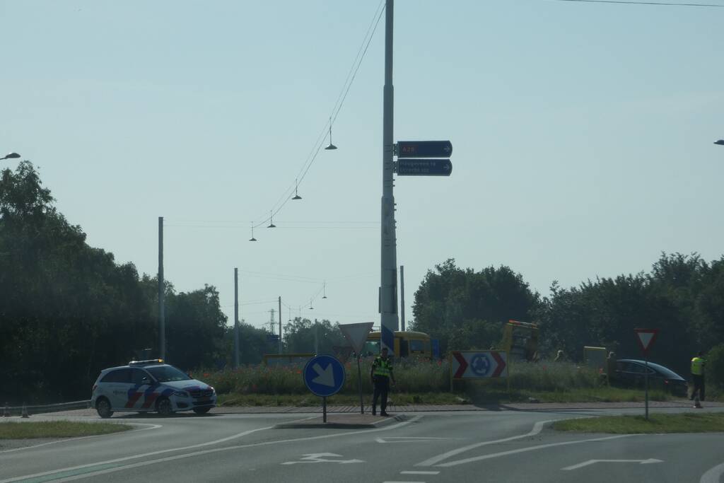 Twee personenwagens betrokken bij botsing op rotonde