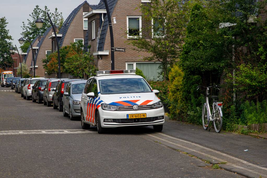Politie en recherche vallen woning in Vathorst binnen