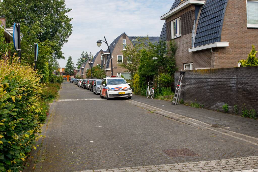 Politie en recherche vallen woning in Vathorst binnen