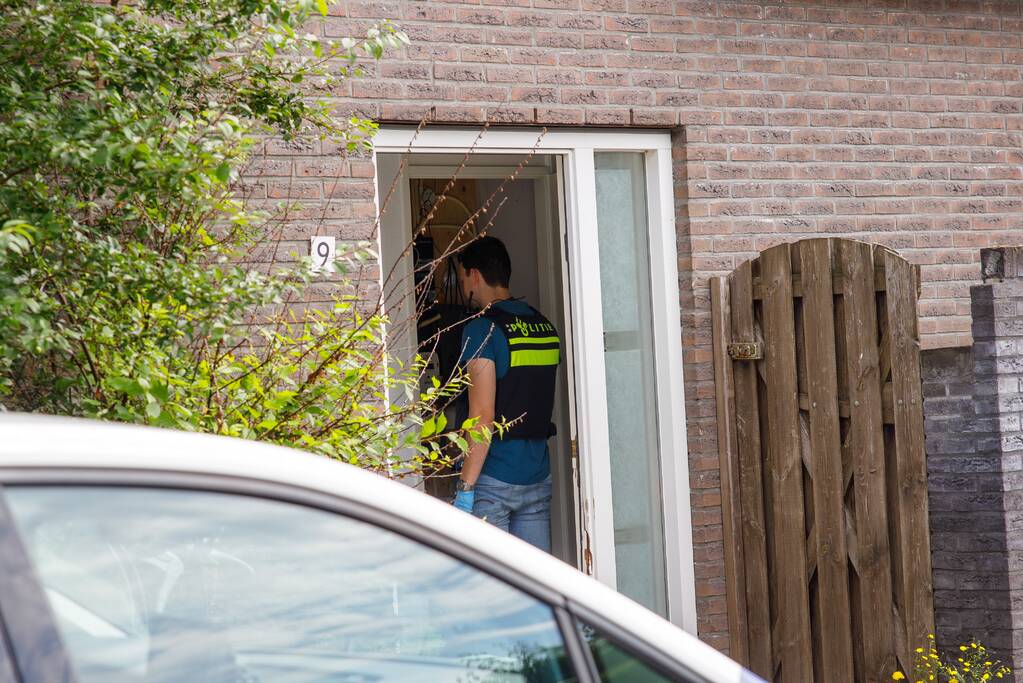 Politie en recherche vallen woning in Vathorst binnen