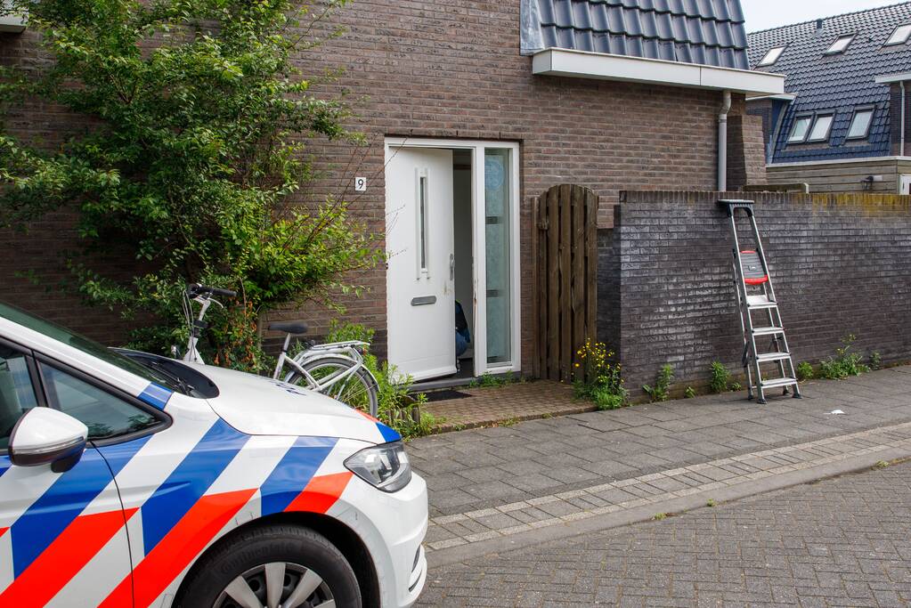 Politie en recherche vallen woning in Vathorst binnen